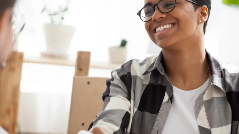 Como conseguir o primeiro emprego em 2025?