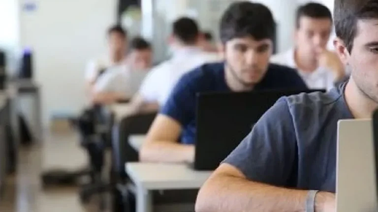 Como economizar e pagar a faculdade: dicas e estratégias