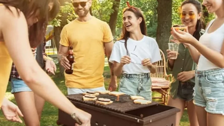 Como organizar um churrasco com os amigos? 5 dicas para não se perder nas contas