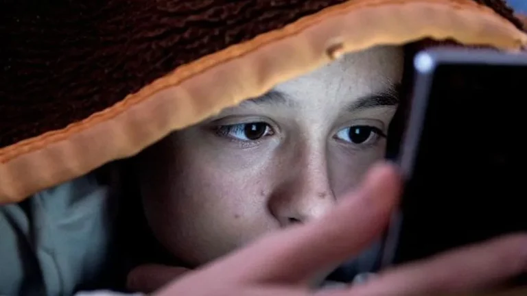 Criança não deve dormir com celular perto da cama: entenda os motivos