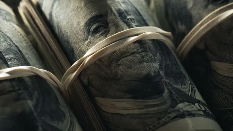 Dólar em queda: confira 4 boas alternativas para investir