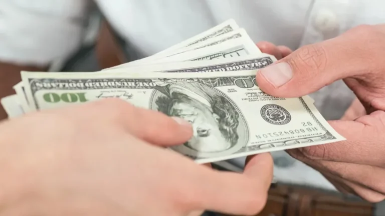 Dólar paralelo: entenda o que é e as diferenças da moeda norte-americana que circula