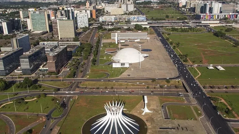 Descubra o caminho para comprar passagens baratas e desbravar a capital do Brasil!