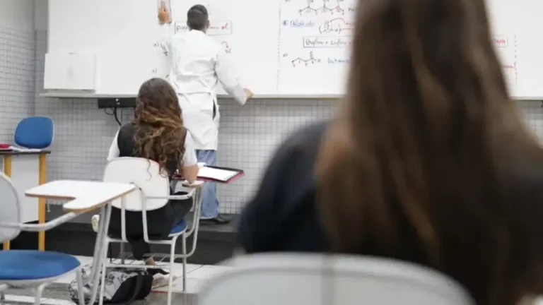 Governo deve começar a pagar bolsa para estudantes do Ensino Médio a partir de março