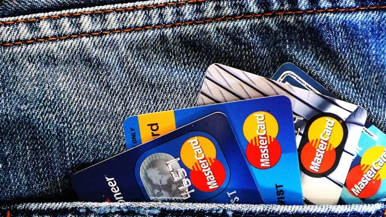Mastercard: Conheça todos os benefícios das categorias Black, Platinum, Gold e Standard