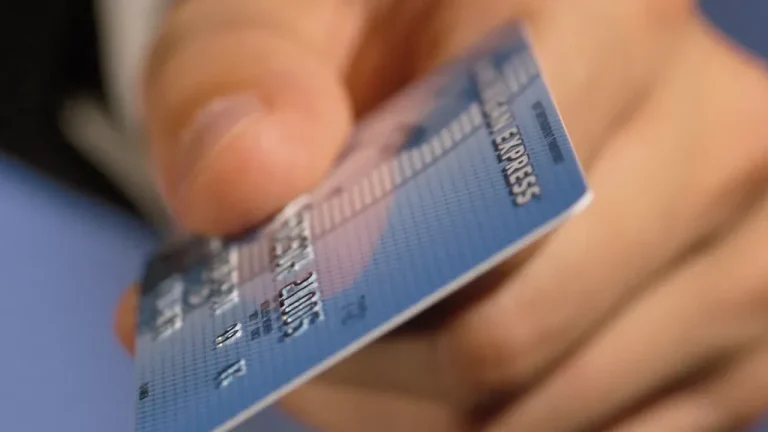 Posso cancelar compras feitas no cartão de crédito? Entenda quando isso é possível.