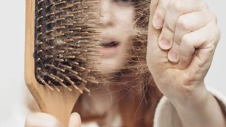 Queda de cabelo diária: Descubra quando é normal e quando se preocupar