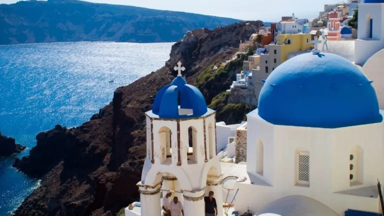 Santorini: coisas que você precisa saber para conhecer essa famosa ilha grega.