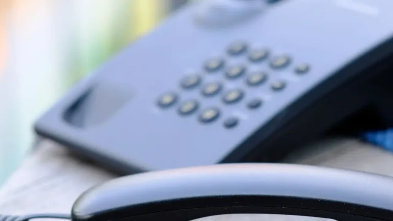 Vale a pena ter telefone fixo em 2024? Confira prós e contras