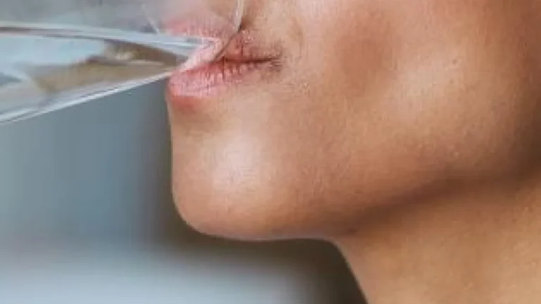 7 Sinais de alerta que seu corpo precisa de mais água